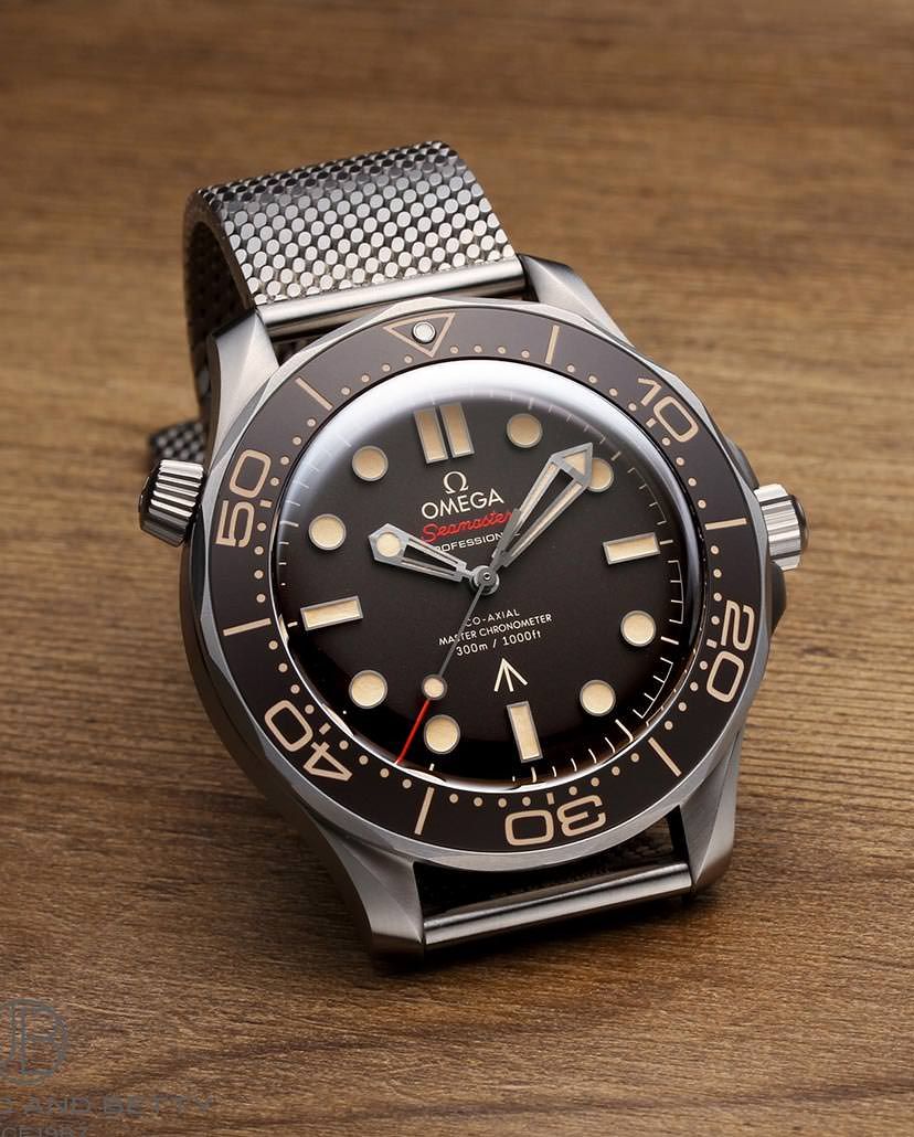 Omega Seamaster “007 Edition” Master Quality Watch – Black Dial, Bronze Gold-Tone Bezel & Stainless Steel Mesh Bracelet