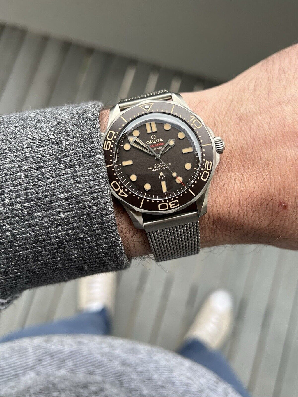 Omega Seamaster “007 Edition” Master Quality Watch – Black Dial, Bronze Gold-Tone Bezel & Stainless Steel Mesh Bracelet