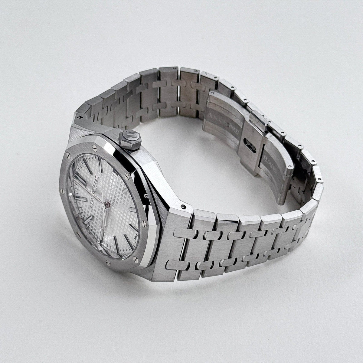 Audemars Piguet Royal Oak 41mm Men's Automatic Watch – White with Silver Stainless Steel Bracelet